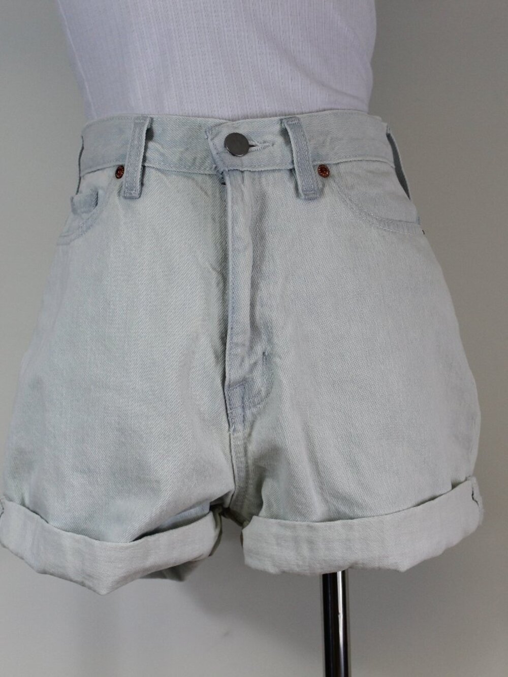 BDG Urban Outfitters Mom Shorts High Rise Light Wash Denim Rolled Cuff Size 27